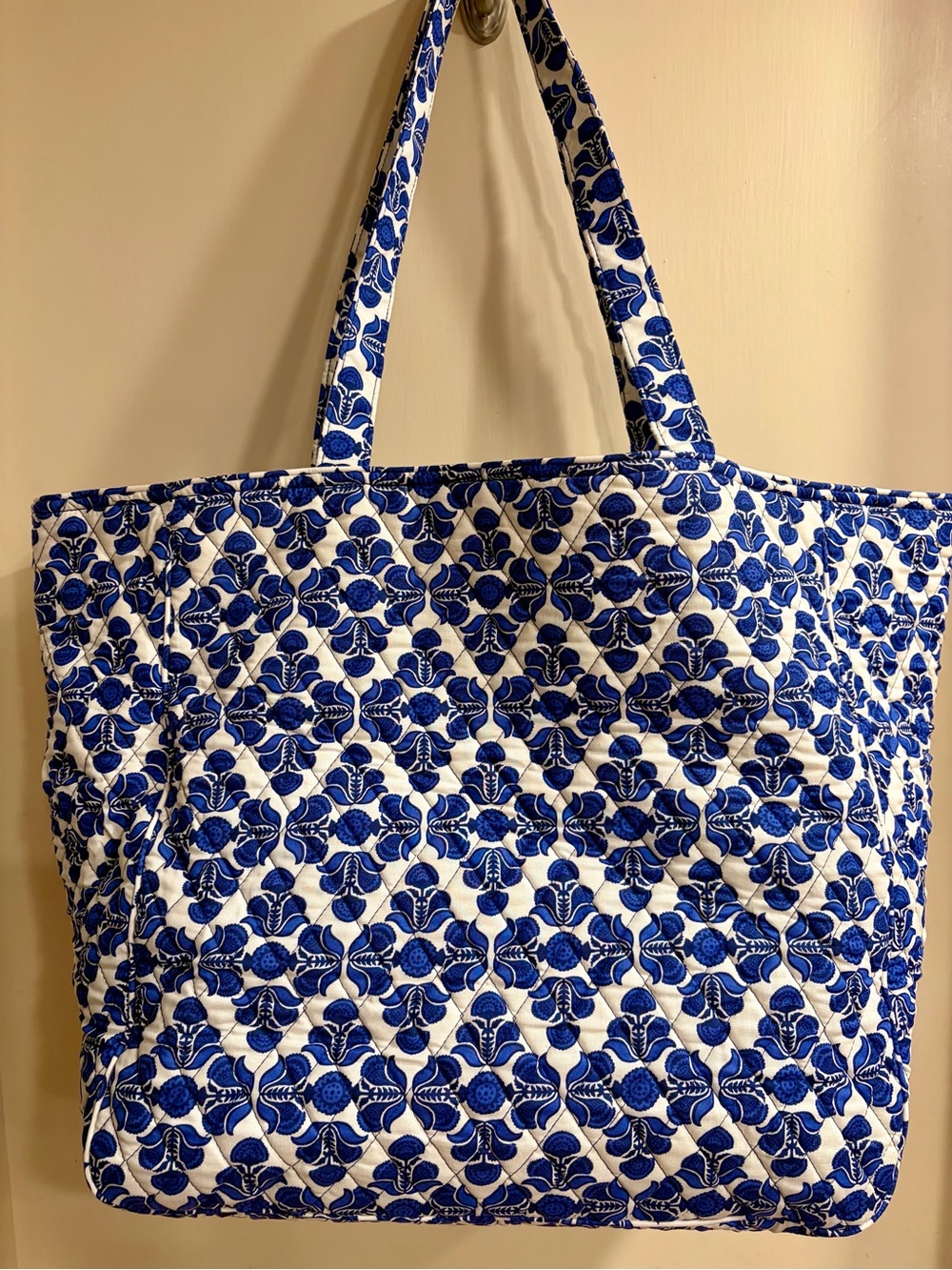 🇺🇸 NWT, Vera Bradley Cobalt Tile Quilted Tote AND Beach Towel Set - Picture 3 of 8